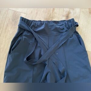 Lululemon Noir size 6 dress pants